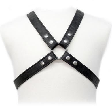 CORPO EM COURO - ARNÊS LÁTEX EM ROUPA